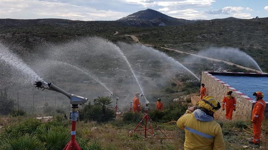 Xàbia pone a prueba en la Granadella los cañones contra el fuego