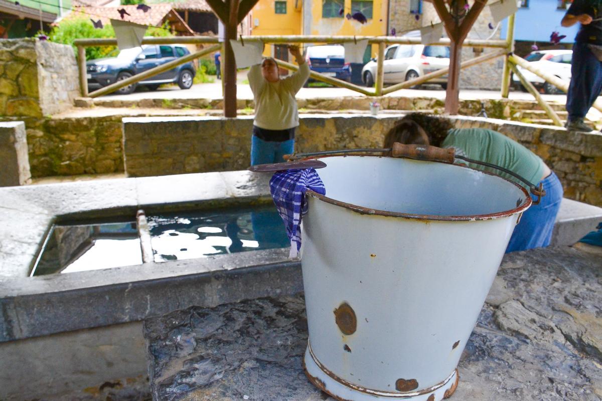 Detalle de un viejo caldero, paño y jabón chimbo, en el lavadero de Villanueva.