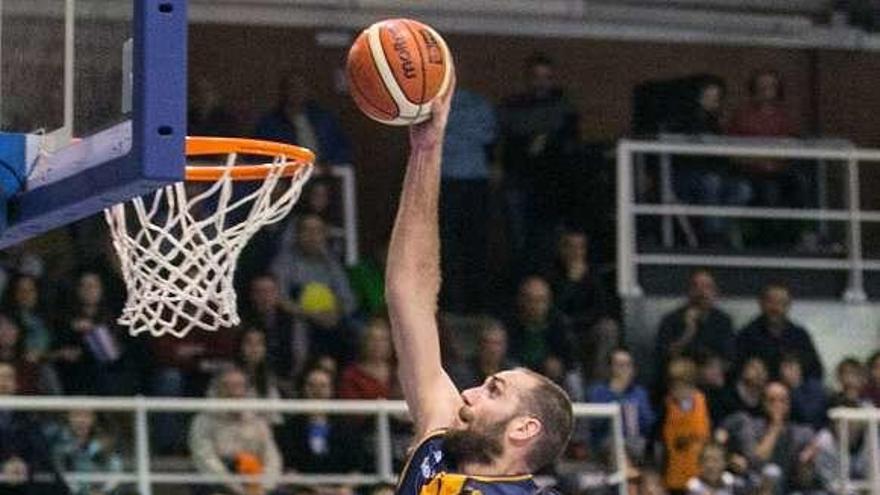 Oliver Arteaga se dispone a machacar en el partido de ida ante el Castelló, en Pumarín.