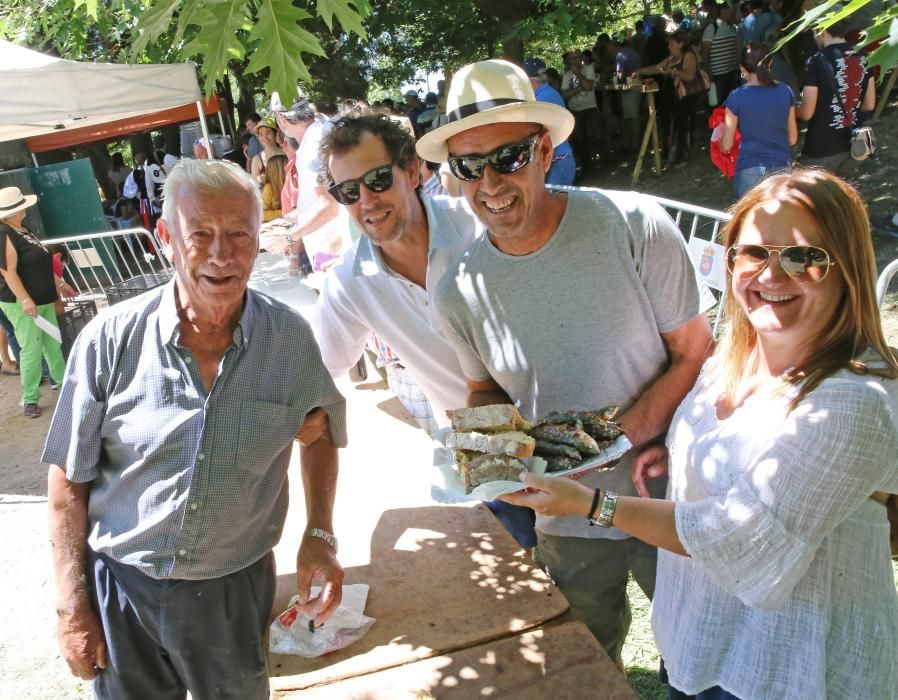 Cientos de personas celebran una sardinada en Nigrán para celebrar el inicio del verano.