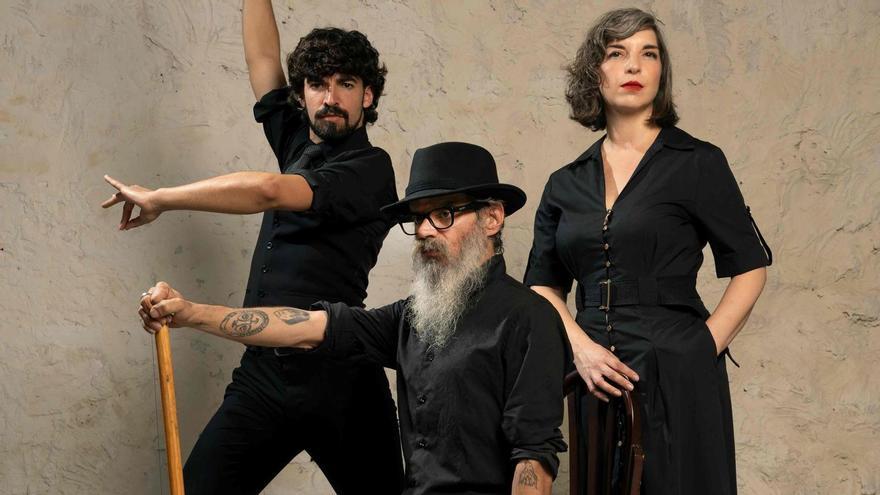 Raúl Frutos e Inma Gómez, de Crudo Pimento, junto al bailaor Pablo Egea.