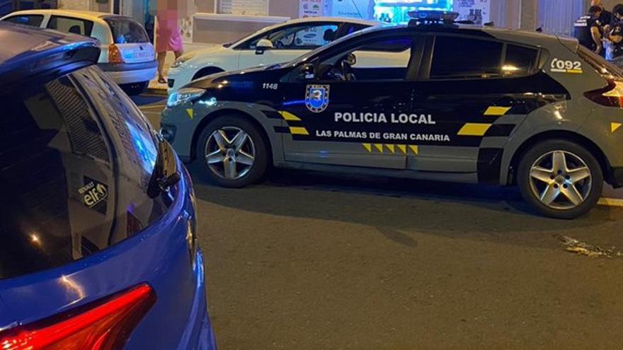 Un vehículo de la Policía Local, anoche, en la zona del Parque de Santa Catalina.