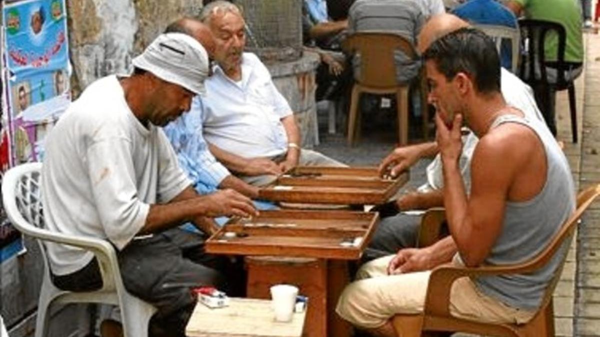 Integrados en Israel. Árabes israelís juegan al 'backgammon' en Acre, la semana pasada.