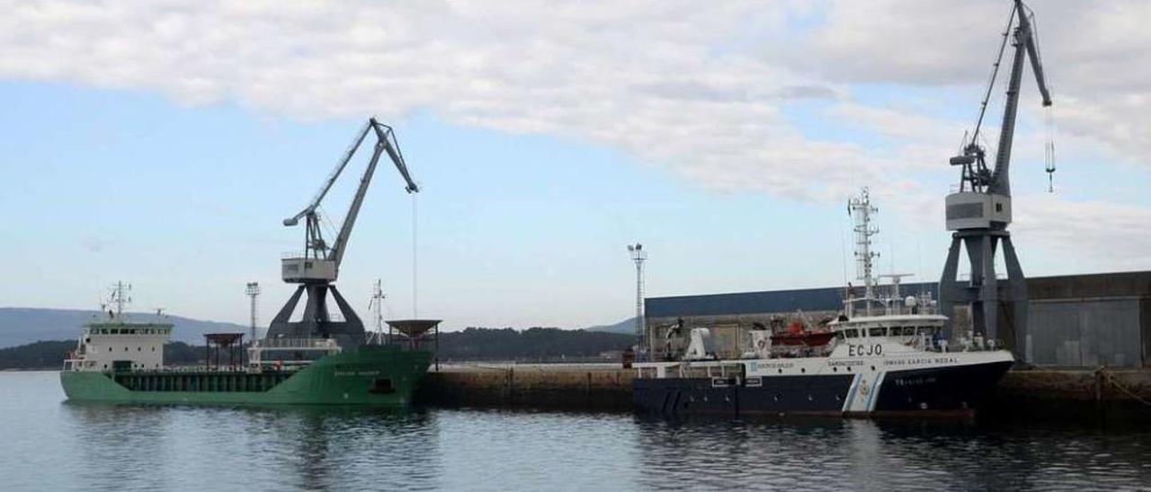 Un mercante operaba ayer en el muelle de O Ramal. // Noé Parga