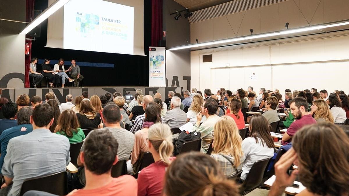 La Taula per l'Emergència Climàtica durante la primera sesión participativa.