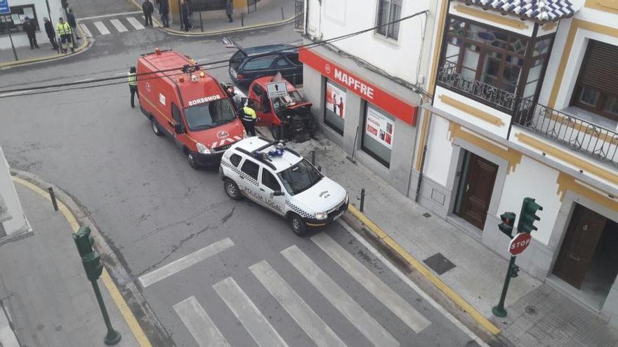 Un muerto y un herido al chocar un coche con una esquina