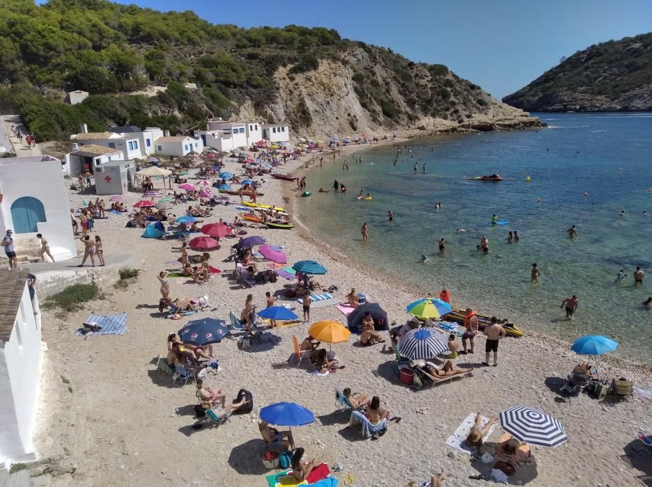 Xàbia cierra sus calas al estar llenas de bañistas