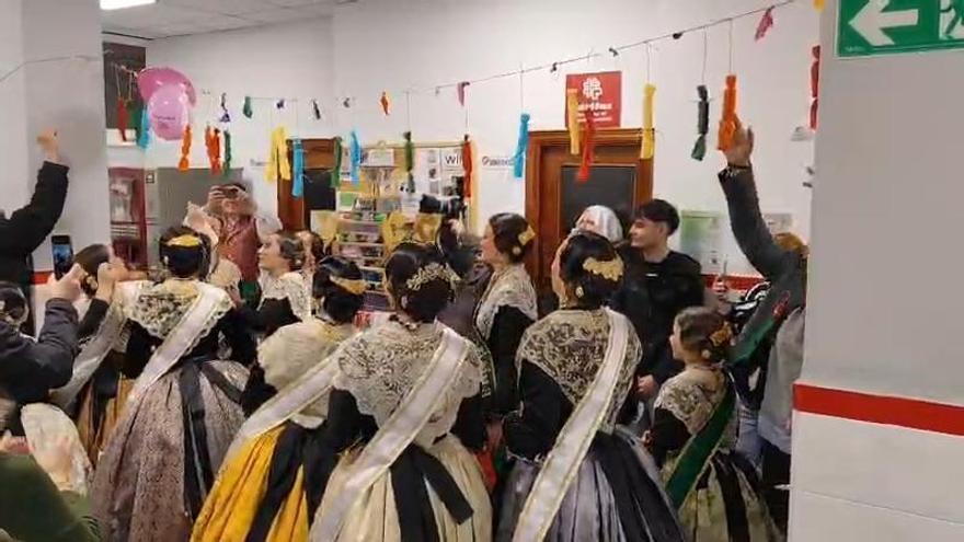 Visita de les reines de les festes de la Magdalena a Càritas