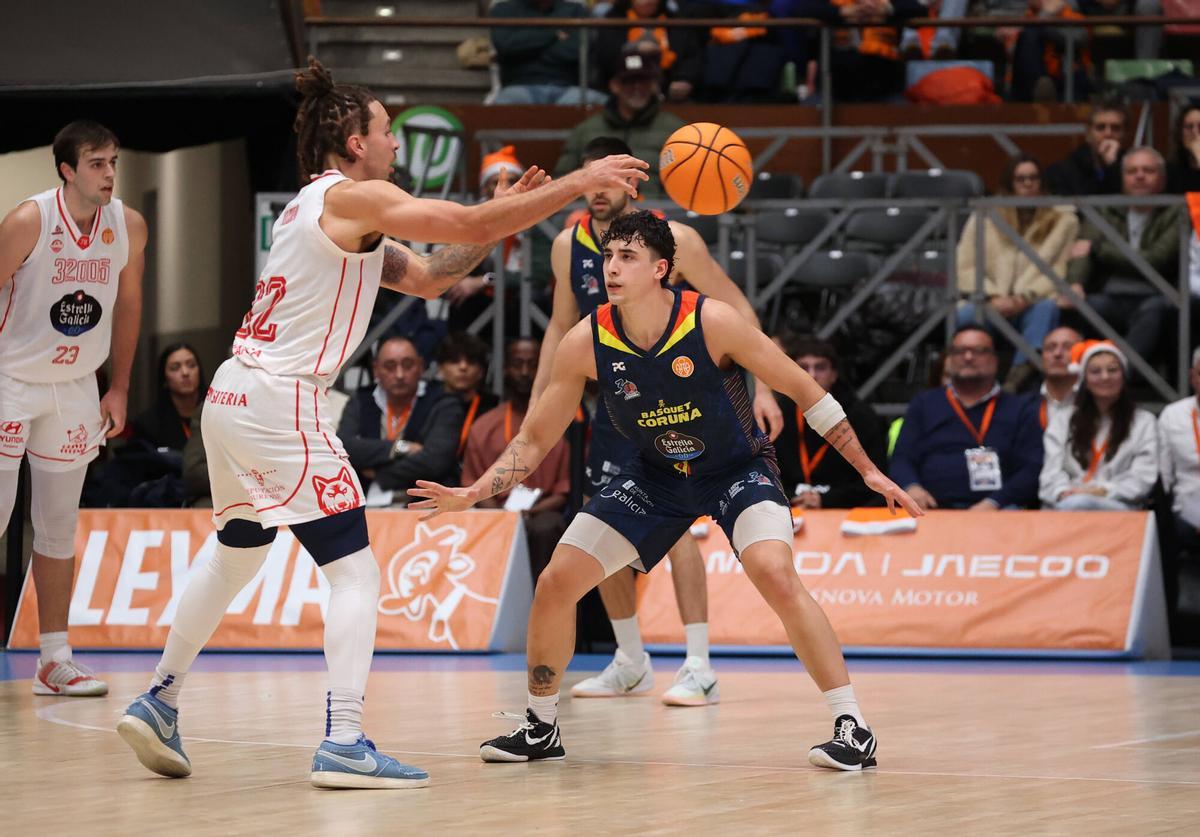 Pacheco y Brnovic, al fondo, defienden un ataque del COB en el partido en el Coliseum en diciembre.