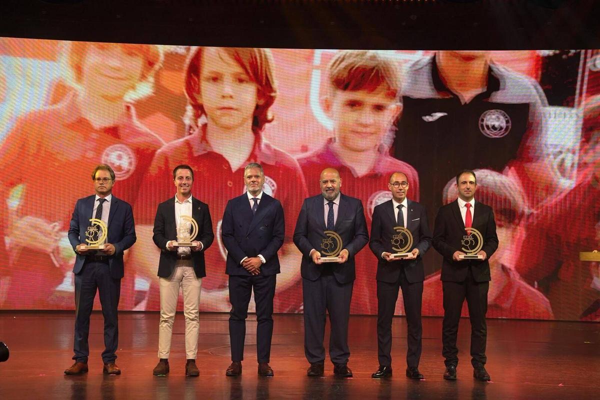 La FFIB ha reconocido a los clubes, jugadores y personas que han ayudado a contruir y fomentar el fútbol en Baleares La FFIB ha reconocido a los clubes, jugadores y personas que han ayudado a contruir y fomentar el fútbol en Baleares