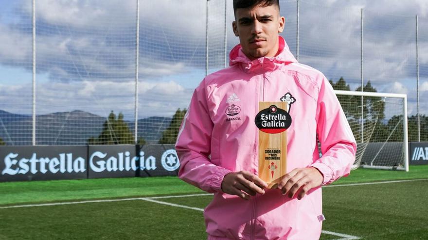 Gabri Veiga muestra el Trofeo Estrella Galicia al mejor jugador del mes. // RCCV