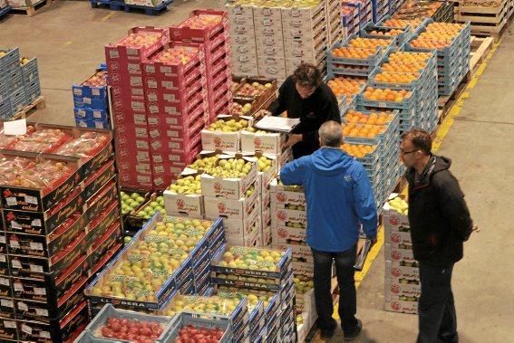 Auf dem Großmarkt wird mit Tonnen an Gemüse, Fleis