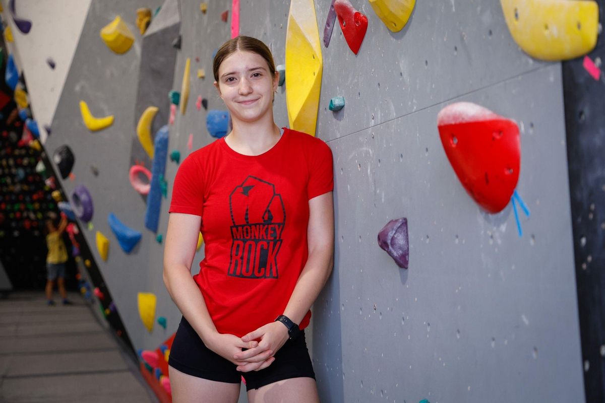 Lucía Gutiérrez, junto a una pared.
