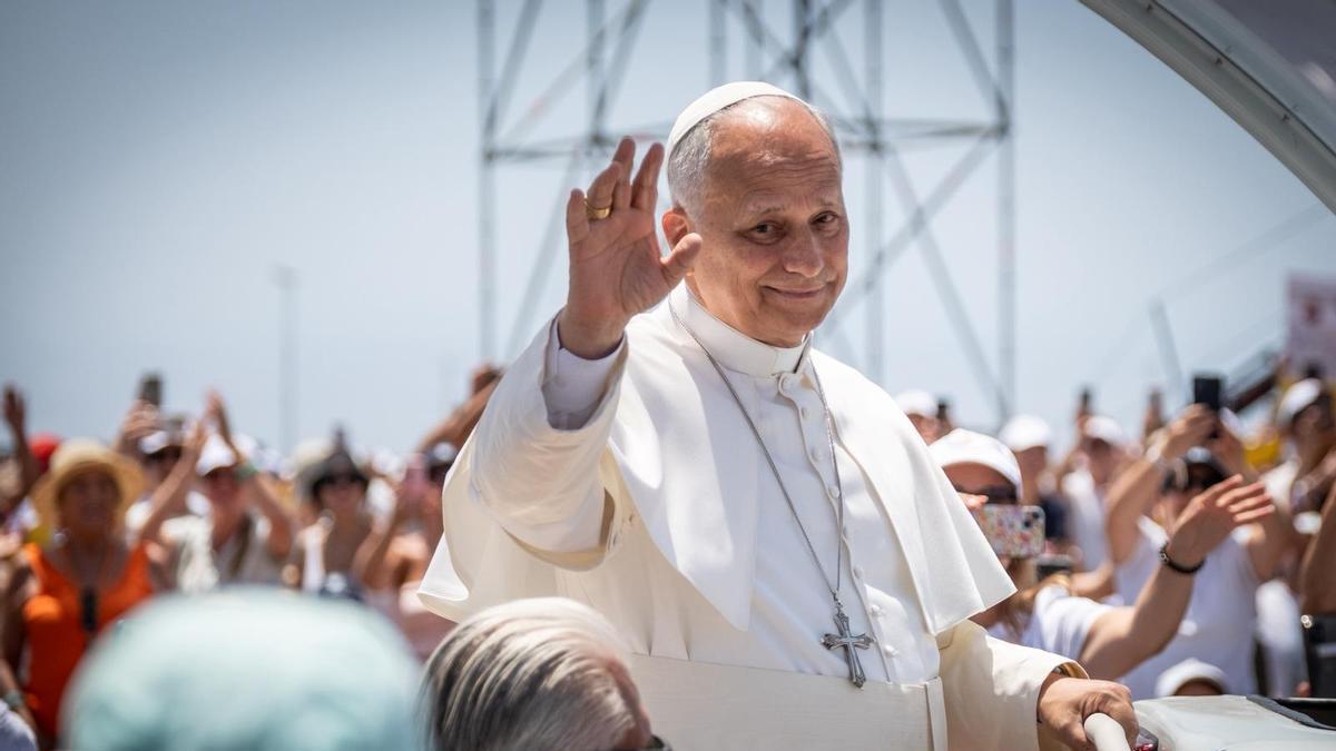 El papa León XIV en su visita a Santa Cruz de Tenerife saludando a sus fieles.