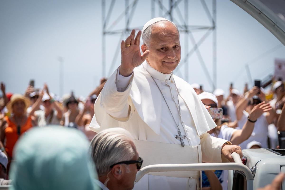 El papa León XIV recorre Santa Cruz de Tenerife saludando a sus fieles