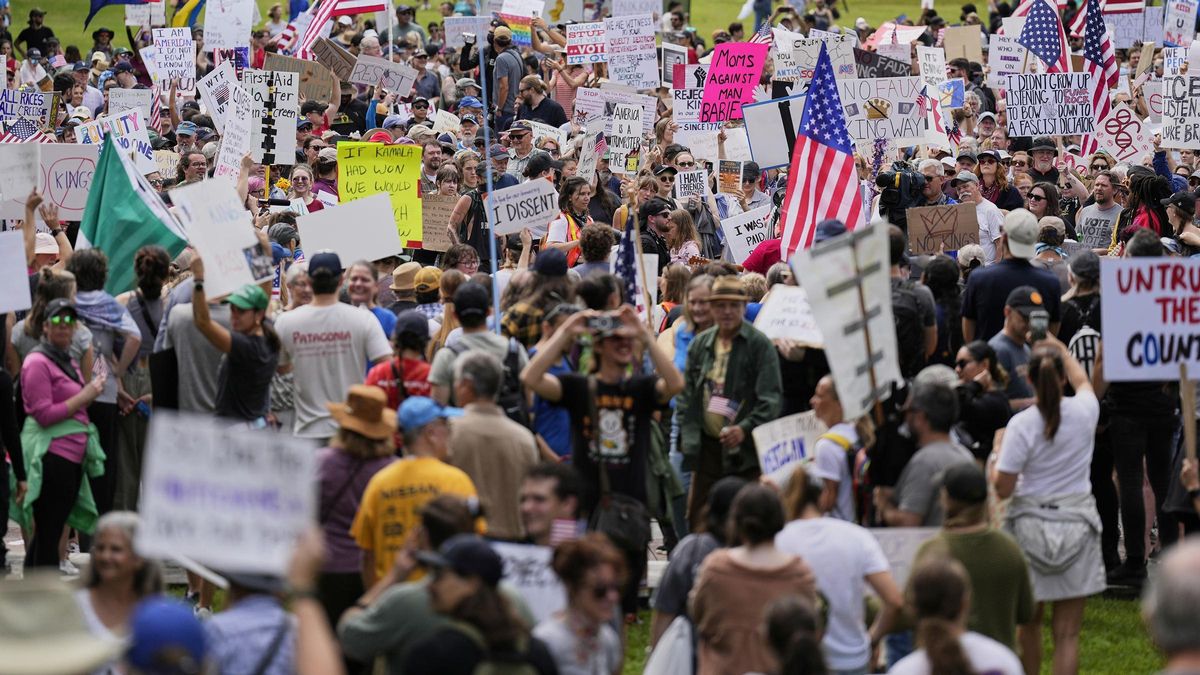 Manifestantes bajo el lema No Kings protestan en Nashville, Tennesse