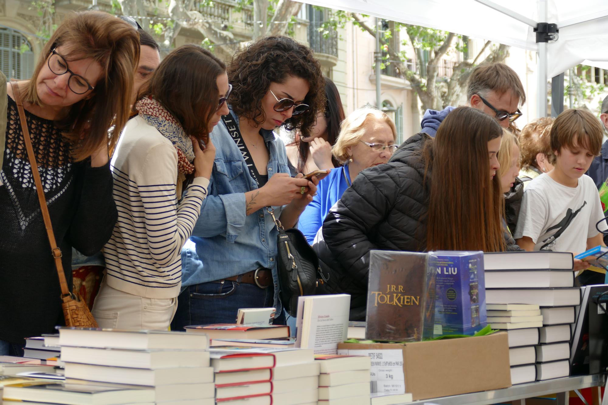 Figueres viu un Sant Jordi multitudinari