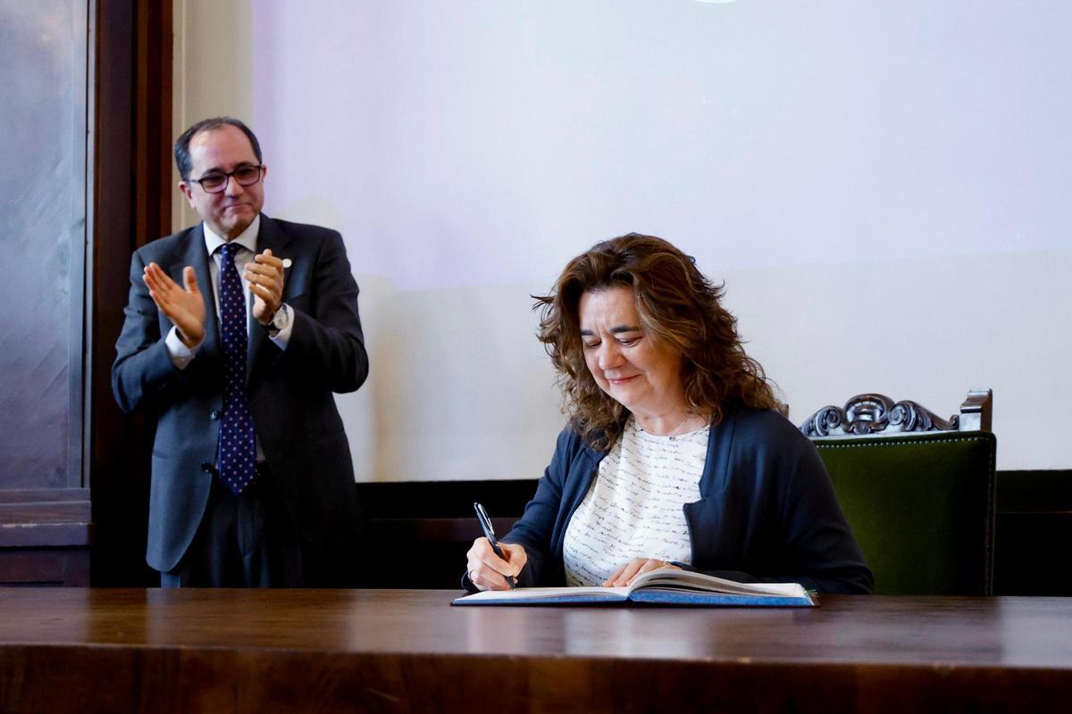 Primer acto oficial de Juan Luis Gandía y su equipo rectoral en al UV
