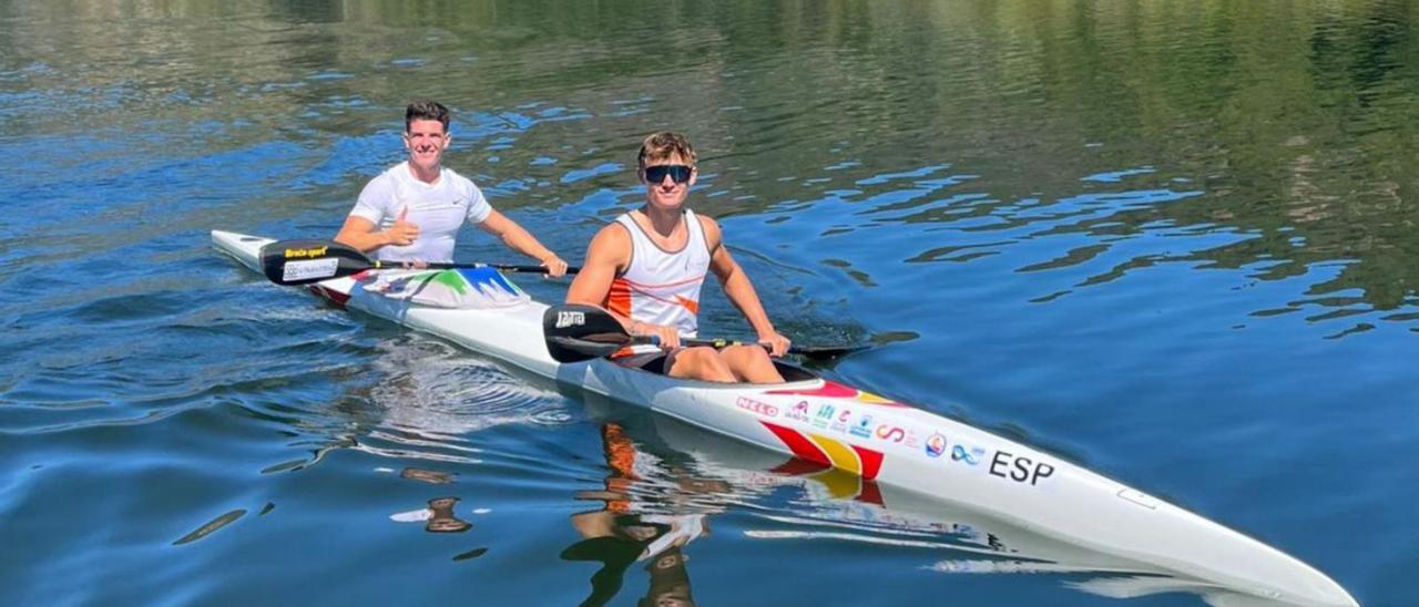 Bruno García y Adrián Muñoz en su kayak en el lago húngaro de Szeged.  | D.I.