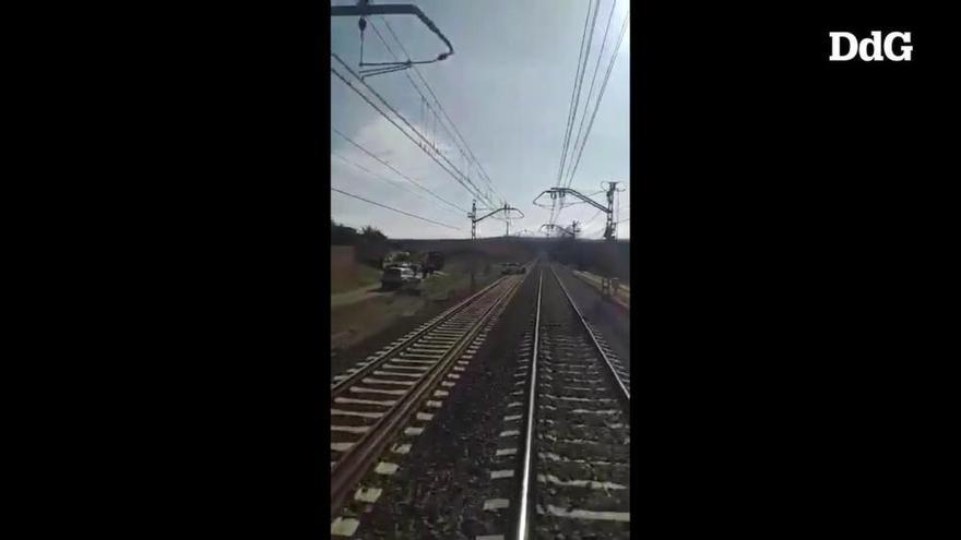 Vídeo| Un cotxe acaba a les vies del tren a Sant Miquel de Fluvià