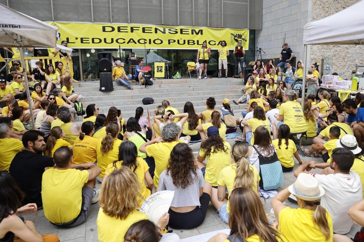 Les imatges dels docents gironins concentrats a la seu de la Generalitat de Girona