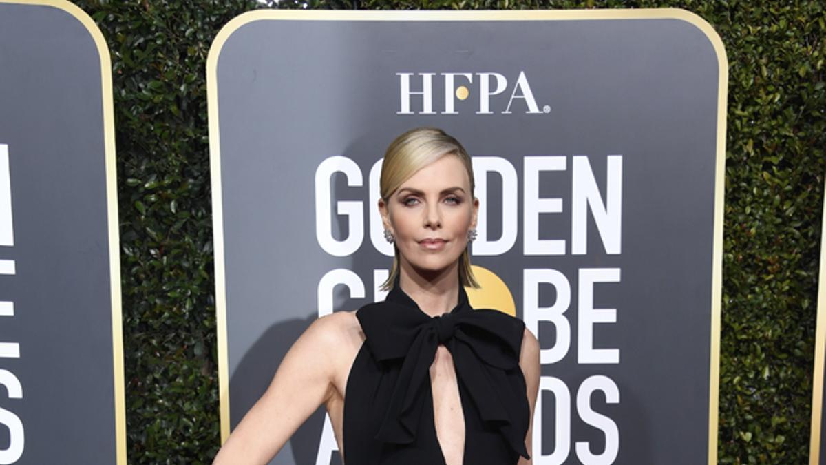 Globos de Oro 2019: Charlize Theron con vestido blanco y negro de Dior