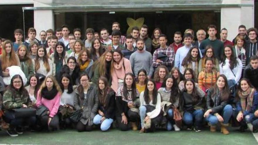 Alumnos, profesores y trabajadores del hotel escuela, delante del edificio, ayer, en Llanes.