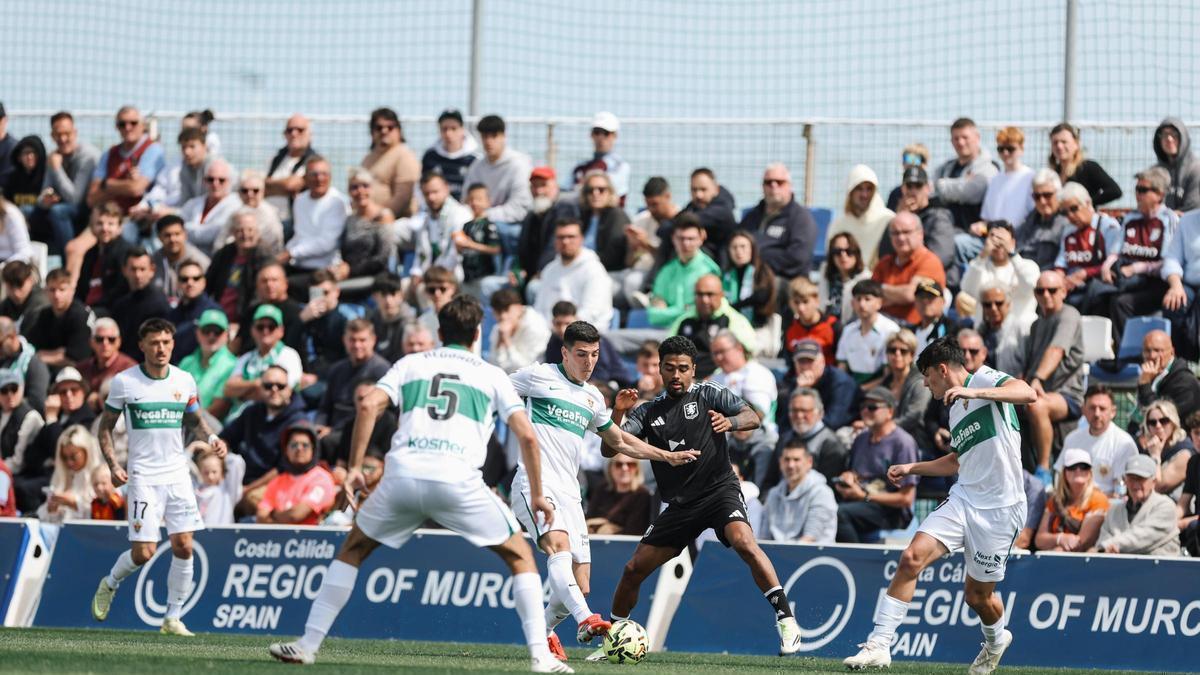 Martim Neto disputa un balón con Ian Maatsen durante el amistoso entre Elche y Aston Villa.