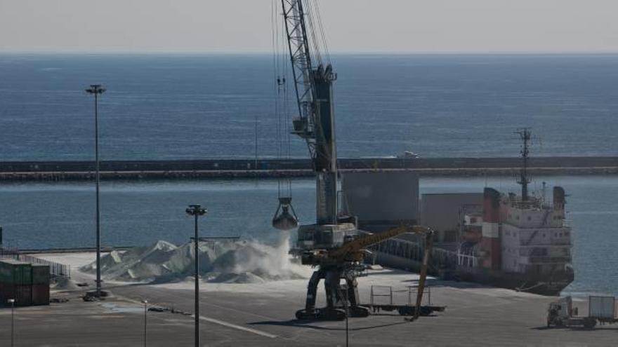 Carga y descarga de graneles en el muelle 17 del puerto de Alicante en una imagen tomada recientemente