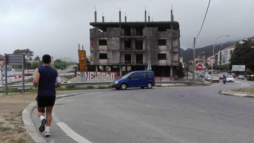 El edificio ilegal de Chapela que pretende adquirir el Concello para uso dotacional. // Faro