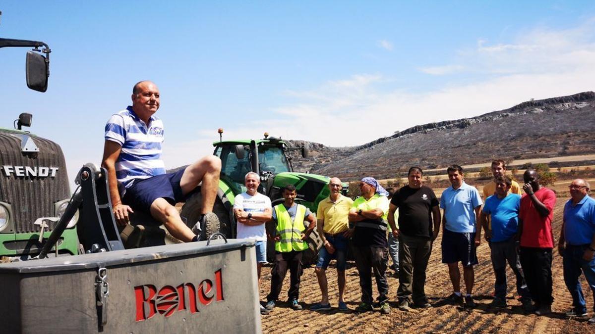 Parte de la brigada vecinal que luchó contra las llamas en Vera de Moncayo, en un campo calcinado junto al Monasterio de Veruela.