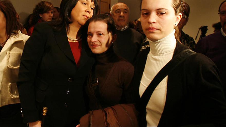 María Dolores Zaragoza con las dos hijas de Alejandro Ponsoda tras el pleno en el que tomó posesión de la Alcaldía.