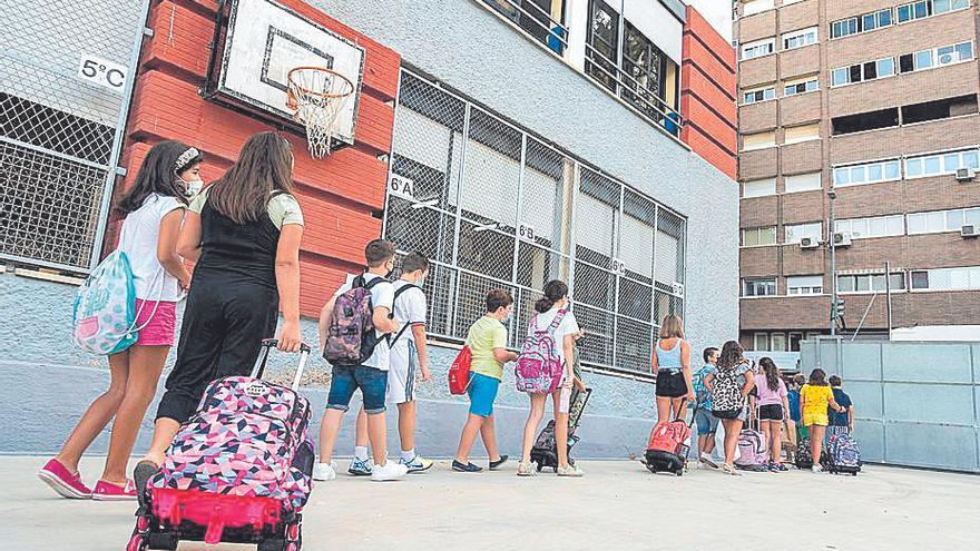 Varios alumnos entran a clase en un colegio de Cartagena.