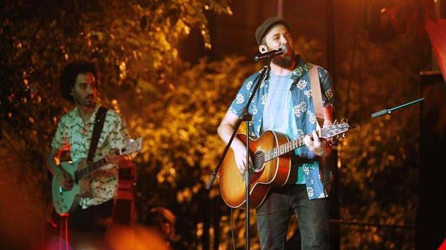 Mario Díaz y La Negra, este viernes, en el Patio de las Campanas