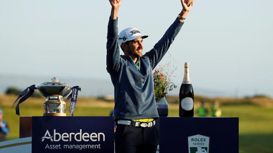 Rafa Cabrera Bello saluda al público escocés antes de recibir el trofeo.