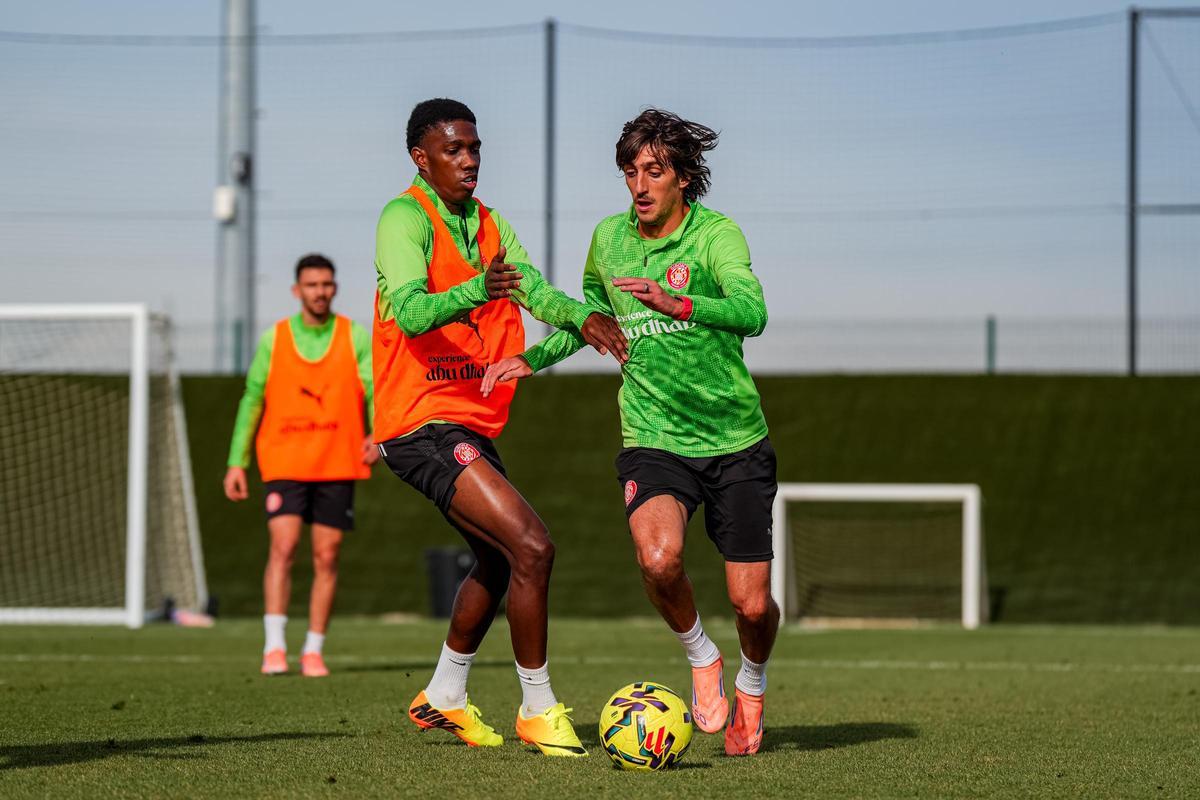 Asprilla i Bryan Gil disputen una pilota a l’entrenament d’ahir.