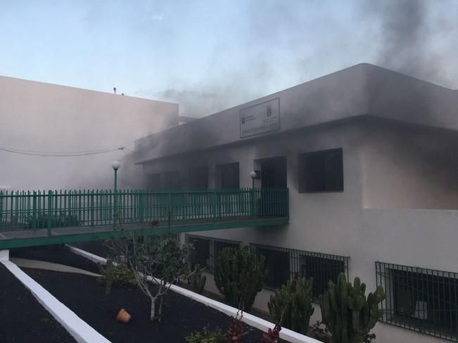 Los bomberos apagan un incendio en el Centro de Mayores de Arrecife