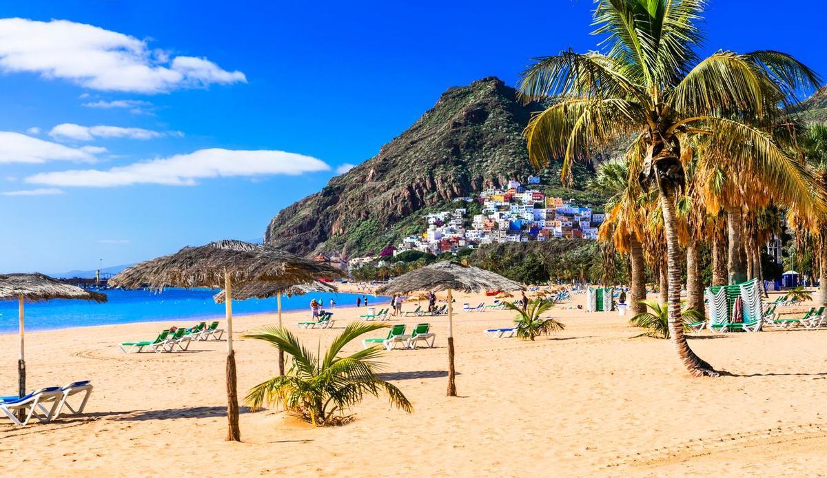 La playa de Las Teresitas es de obligada visita en Tenerife