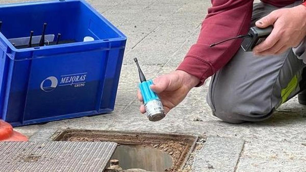 Un aparell per detectar fuites a la xarxa d’aigua, en una imatge d’arxiu