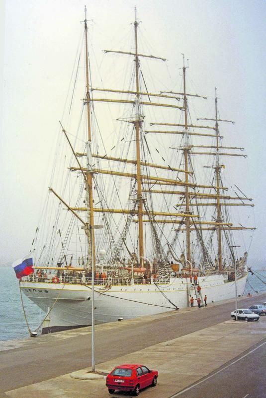 El Sedov, atracado en la segunda alineación del Dique del Oeste en abril de 1997.