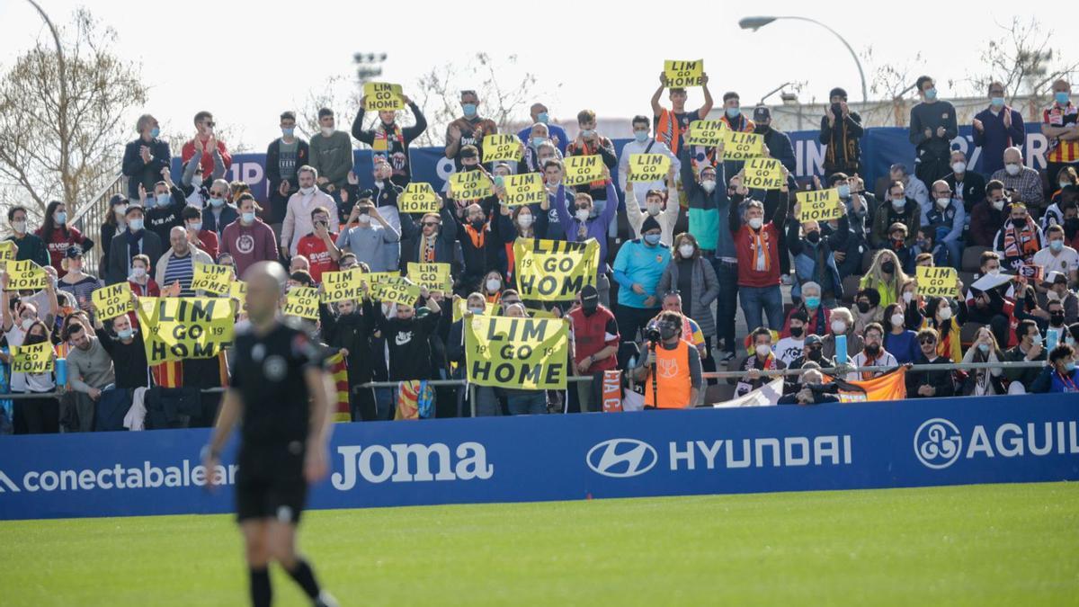 Auch beim Pokal-Achtelfinale gegen Atlético Baleares im Januar protestierten die Fans von Valencia gegen Club-Besitzer Peter Lim.  | FOTO: BOSCH