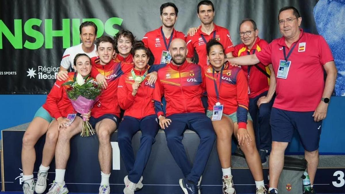 María, con su medalla, rodeada de los componentes del equipo español.
