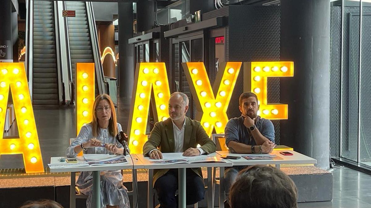 Presentación de las novedades del centro comercial, con el delegado de la Zona Franca, David Regades, en el centro.
