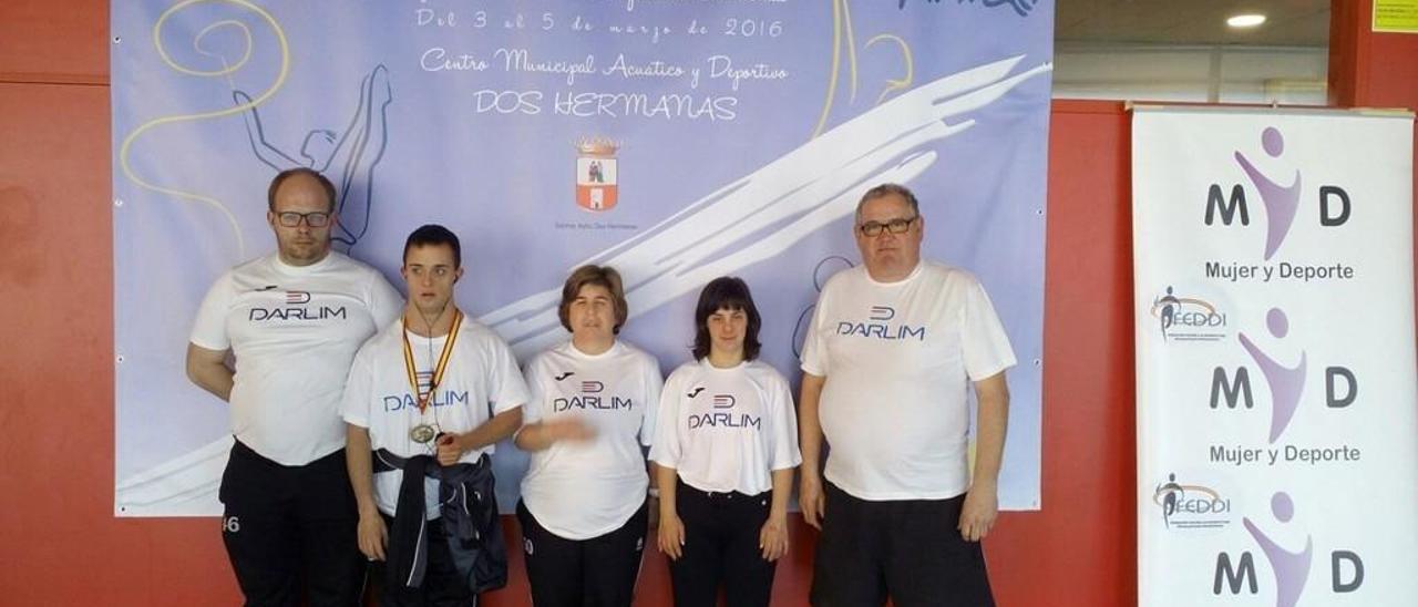 Enrique Carro, a la izquierda, con los medallistas del Campeonato de España. FdV