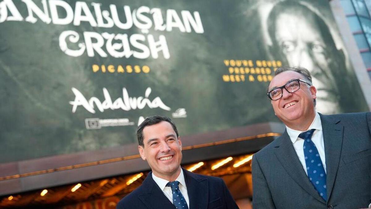 Juanma Moreno junto al consejero de Turismo, Arturo Bernal, en una presentación de ''Andalusian crush'.