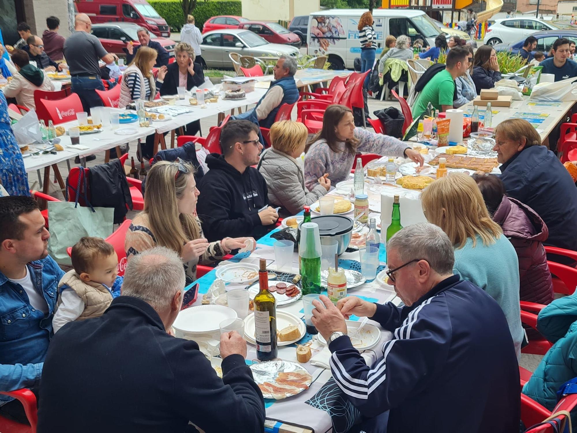 EN IMÁGENES: La comida popular de las fiestas del Puchero de Villalegre, en Avilés