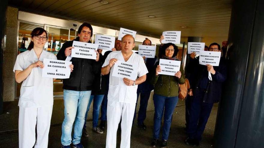 Trabajadores de Montecelo, ayer durante la mobilización. // R.V.