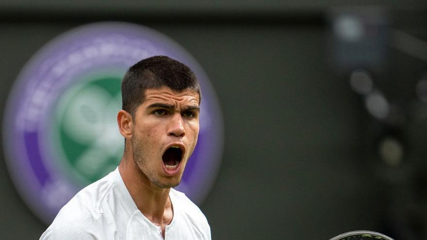 Alcaraz se exhibe en su estreno en Wimbledon