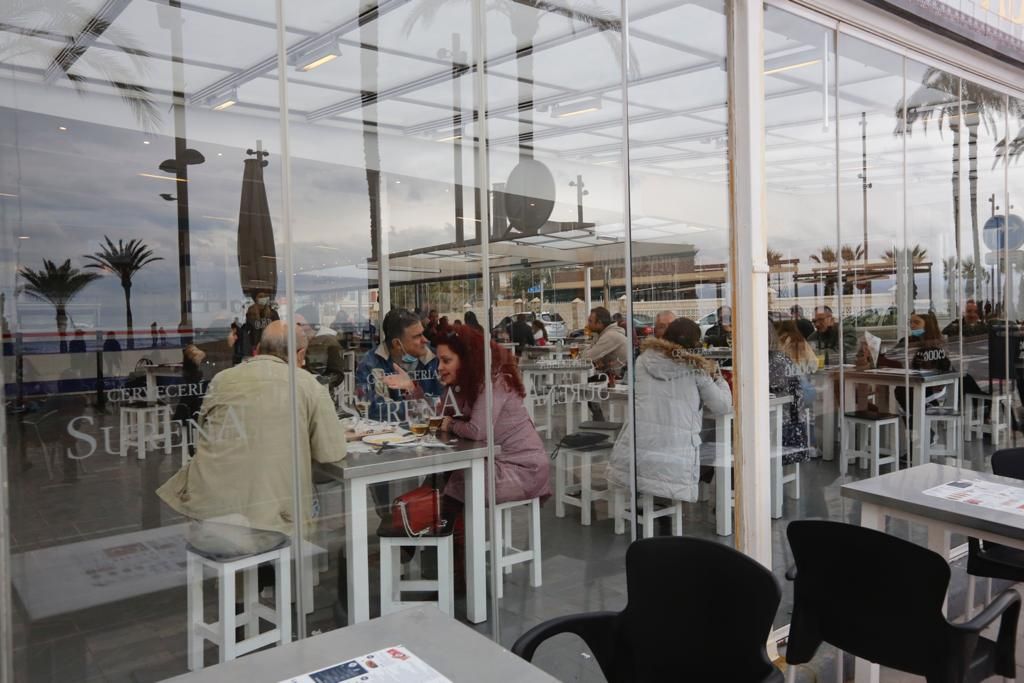 Ambiente del día del padre en la playa de San Juan y en el Postiguet