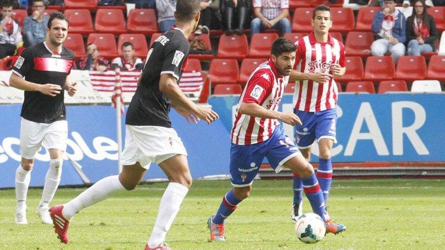 Carmona conduce el balón presionado por Eddy y con Luis Hernández al fondo.